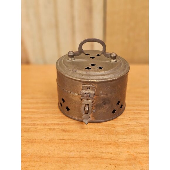 Vintage Brass Cricket Box - Picture 2 of 10